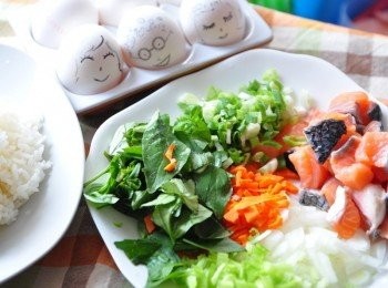 step1: 備料如圖~ 雞蛋、白飯、九層塔切碎、蔥末、紅蘿蔔末、芹菜末、洋蔥末以及鮭魚塊