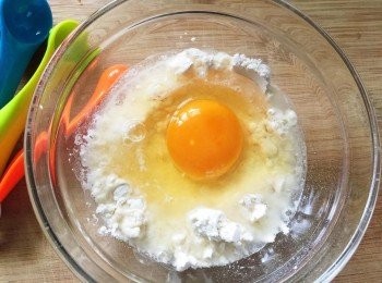 step2: 低筋麵粉+蛋+鹽+水拌均勻至沒有小結塊