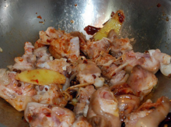 step5: 然後將豬腳跟花生同時放入壹起炒香，加料酒，並加生抽老抽提色。接著倒入開水，浸過豬腳即可，再放入八角，丁香，香葉，煮一小會。