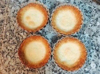 step6: 塔皮烤熟後取出略放涼，便可脫模，並開始組裝！等量放入焦糖堅果到塔裡，便完成了一道好吃好香的休閒點心。