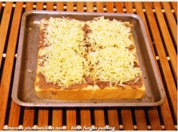 step4: 最後將乳酪絲直接灑滿在吐司上後，送入烤箱來烘烤。