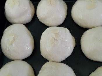 step2: 取出麵團擠出空氣~將麵團分為12等份,擀平包好起士揉成圓形 在靜置15分