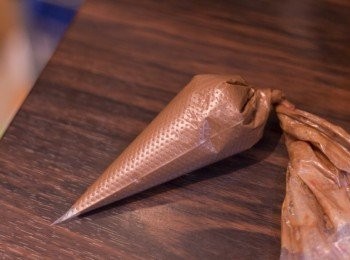 step14: 組合  ：　之前留下之黑白蛋糕漿混合體放入唧袋