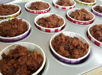 step2: 將麵糊放入muffin杯中，放上花生點綴。