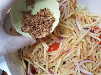 step9: 進食時加入加入蒜片及花生碎拌勻即可。