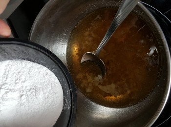 step8: 慢慢加入糯米粉110g搓勻,再平均分成8等份搓圓待用