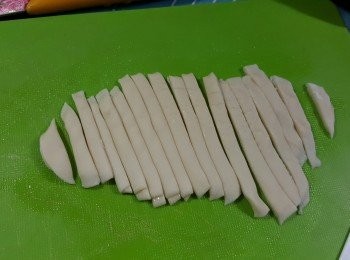 step10: 將兩塊粉皮互相叠起,再切成條