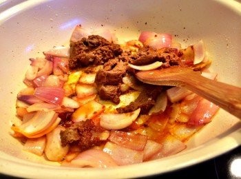 step2: 中火爆香洋蔥後，落咖哩醬炒香