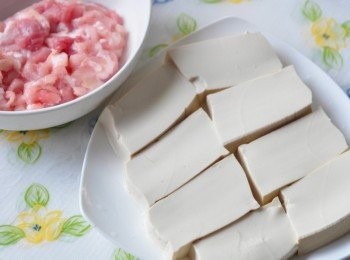 step2: 絞肉與豆腐切長塊