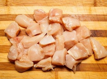 step1: 首先把<a href="https://bit.ly/3EZL8dD" target="_blank" data-keyword="雞胸" class="guide-link"><strong>雞胸</strong></a> <span style="display:inline-block;vertical-align:middle;margin-top:-3px;color:initial;border-radius:3px;padding:2px 3px;font-size:12px;line-height:14px;background:#87d300;color:#fff;">即買</span> 肉切成好入口的大小。