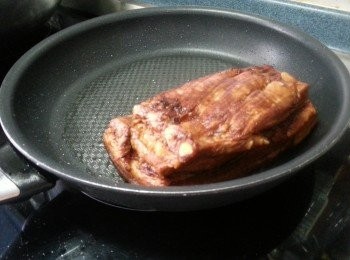 step7: 將五花腩肉用少許油煎豬皮至金黃色