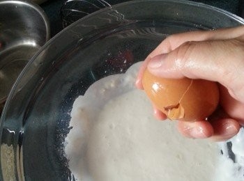 step6: 將粘米粉.底筋麵粉加入雞蛋及水開成粉漿