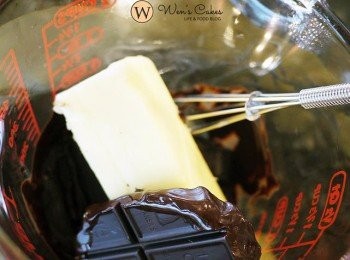 step1: 无盐黄油和黑巧克力（100%coco的無糖黑巧克力最好，烤出來的蛋糕也最香），如果選擇有甜度的巧克力的話，後面的砂糖量就要相對減少一些。一起放入可以加熱的容器中，小火加热至融化。不斷攪拌，以免底部燒焦。