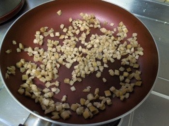 step1: 用少許豬油炒香菜圃，接著加入蒜末、黑胡椒粉、少許淬釀日式和風醬油露北海道昆布調味 菜脯鹹度高的請泡水除去些許鹽份，瀝乾後再進行料理。