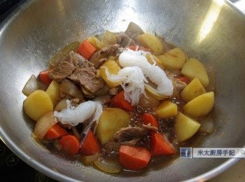 step8: 加入蒟蒻絲兜勻，再煮5分鐘。