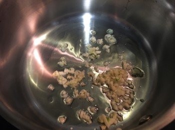 step2: 於鍋中爆香蒜蓉，放入西蘭花及薯仔粒炒一會。
