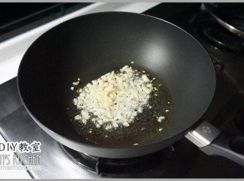 step4: 1.起油鍋，先將蒜末下鍋爆香。