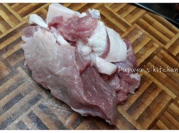 step1: 將豬肉剁至碎（或可以直接買免治豬肉），再用糖，鹽，麻油，胡椒粉略醃好