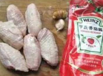 step1: <a href="https://bit.ly/3zHU5V3" target="_blank" data-keyword="雞翼" class="guide-link"><strong>雞翼</strong></a> <span style="display:inline-block;vertical-align:middle;margin-top:-3px;color:initial;border-radius:3px;padding:2px 3px;font-size:12px;line-height:14px;background:#87d300;color:#fff;">即買</span> 洗幹淨用廚房紙索幹水，系<a href="https://bit.ly/3zHU5V3" target="_blank" data-keyword="雞翼" class="guide-link"><strong>雞翼</strong></a> <span style="display:inline-block;vertical-align:middle;margin-top:-3px;color:initial;border-radius:3px;padding:2px 3px;font-size:12px;line-height:14px;background:#87d300;color:#fff;">即買</span> 面上界兩刀，更容易入味，蒜頭切片備用！