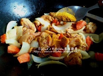 step7: 燒紅鑊 , 放入洋蔥及甘旬爆香 , 加入雞炒至轉色 , 加入黃薑粉及少許糖調味拌勻