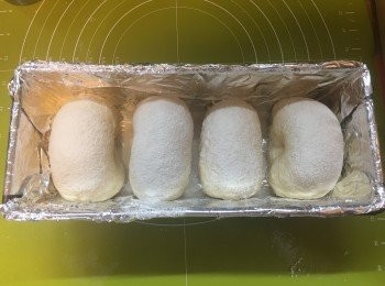step6: 灑上麵粉發酵大至一倍。
