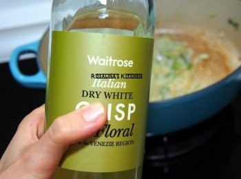 step3: 3.鍋裡嗆一點白酒。