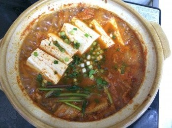 step3: 放入昆布魚湯(看步驟4)，
略滾後收細火蓋好蓋煲15-20分鐘；再開蓋，放豆腐、葱花及鹽，略滾一滾便可上碟享用