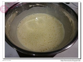 step3: 蛋加入蜜糖及三溫糖, 用電動打電器打至泛白起泡。