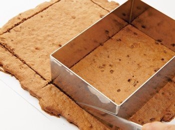 step3: 放涼後撕掉烘焙紙，切出2片和無底烤模一樣大小的軟餅。