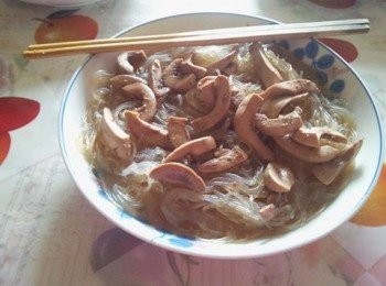 step4: 將豬腰放進粉絲中煮5分鐘後加鹽來調味後可以上碟