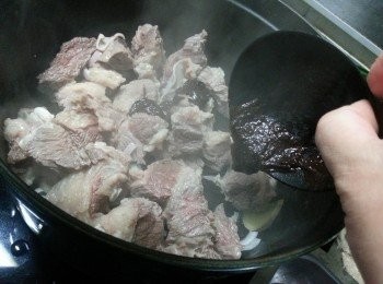 step4: 落牛腩炒勻,加入八角及柱侯醬炒勻