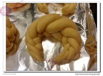 step10: 把麵團屈曲成牛角, 放焗盤上以室溫進行第二次發酵約30分鐘。