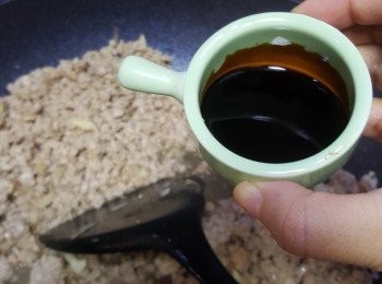 step3: 加入水，蠔油，老抽和糖炒勻
