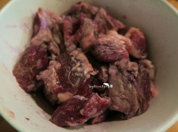 step1: 牛肋條切成約4.5CM大小.浸泡紅酒放入冰箱一晚