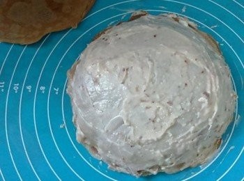 step12: 將剩下的芝士果醬搽滿餅皮四周，再鋪上最後一塊餅皮