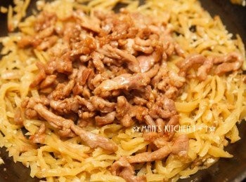 step4: 再來將步驟2的肉絲倒入炒熟。