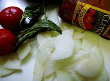 step1: 備好料後，蕃茄畫十字放入滾水中，接著沖冷水、果皮撥下，切小塊狀備用。