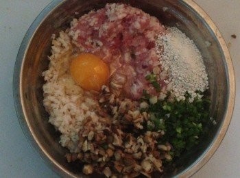 step4: 豬肉、蓮藕、香菇、蔥和薯粉放入盤裡打一個雞蛋下去，加入醬油和鹽攪拌均勻。