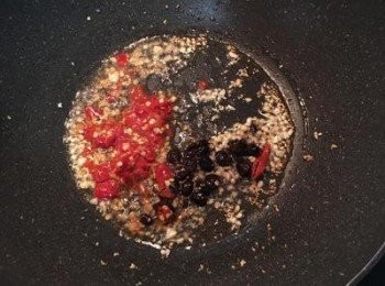 step4: 熱鍋後下油炒香蒜末，再放入辣椒與豆鼓拌炒出香氣。