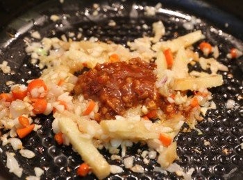 step3: (3) 熱鍋下油先爆香滷水配料A