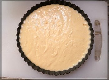 step6: 在批模上塗上牛油，將(4)倒入。