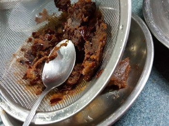 step2: 再將壓蓉的紅棗過篩取出棗泥,皮部份不要