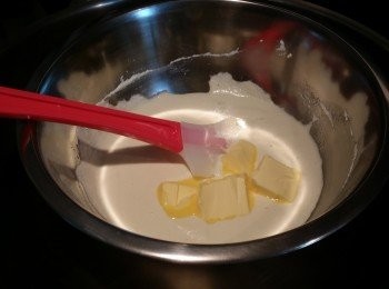 step2: 先將60g牛奶用熱水座熱，加入110g忌廉芝士切小塊攪拌至沒有粒粒，再加入30g牛油攪拌至完全溶解後離火~