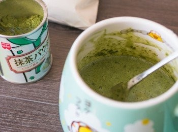 step2: 自發粉 3 湯匙﹑烘焙用抹茶粉﹑煉奶和雞蛋放入杯中攪勻，加入大部份紅莓乾攪勻後於表面放上剩下的紅莓乾。