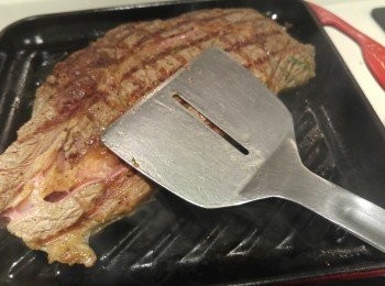 step5: 熱坑紋鑊壓成格仔, 將牛扒放斜左邊煎一分鐘, 放斜右邊煎一分鐘, 每面合共二分鐘, 就會型成格仔。