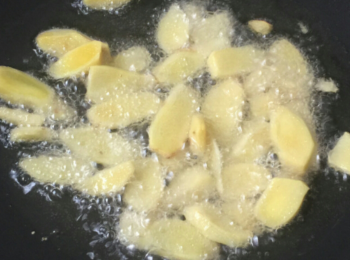 step3: 兩湯更油落鑊燒滾後落薑片炒出香味！