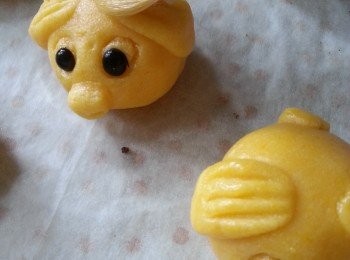 step19: 預熱焗爐250c5分鐘,月餅放最底格,先用220c焗5分鐘取出搽蛋漿一次,搽完等5分鐘再搽第二次,再焗5分鐘