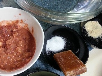 step7: 預備所有調味料,南乳用少許水開溶