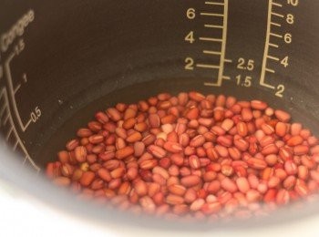 step10: 紅豆蓉部份:
紅豆加350毫升清水放入電飯煲，用煮飯程式煮一次
(每個電飯煲程式火力等等都可能不同，我約煮了40分鐘)