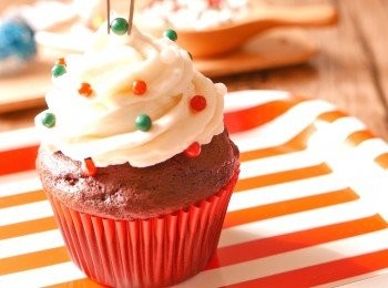 step7: 為簡化食譜，所以使用罐頭紅菜頭和蛋糕預拌粉。蛋糕成品會是磚紅色的，如想做出鮮艷的紅色又不想使用太多人造色素，可使用70克的新鮮紅菜頭，加入1湯匙的檸檬汁和1湯匙清水，以攪拌機打成紅菜頭汁，代替。此食譜中的罐頭紅菜頭和浸著紅菜頭的水，成品顏色會比較鮮艷好看（噢，但處理新鮮紅菜頭情景會好像兇案現場）。